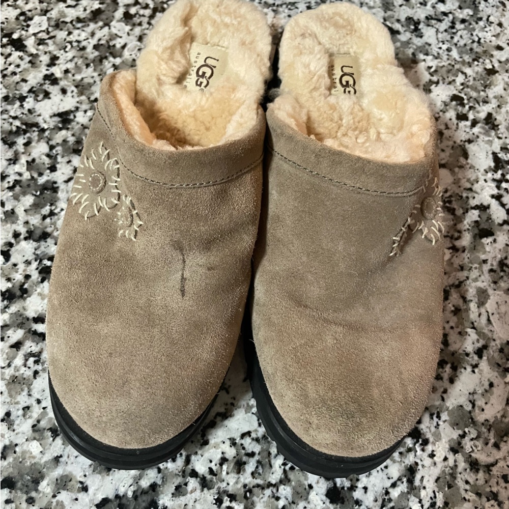 Ugg Tan Clog With Sherpa Lining Size 9 - image 1